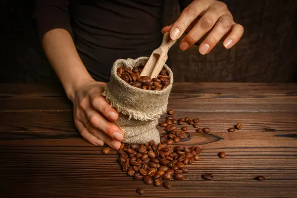 Eine Weibliche Hand Und Kaffeemühle — Stockfoto