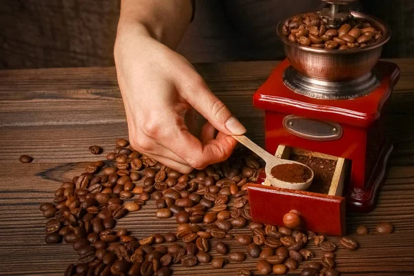 Kvinnlig Hand Och Kaffekvarn — Stockfoto