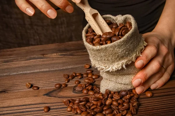 Kvinnlig Hand Och Kaffekvarn — Stockfoto