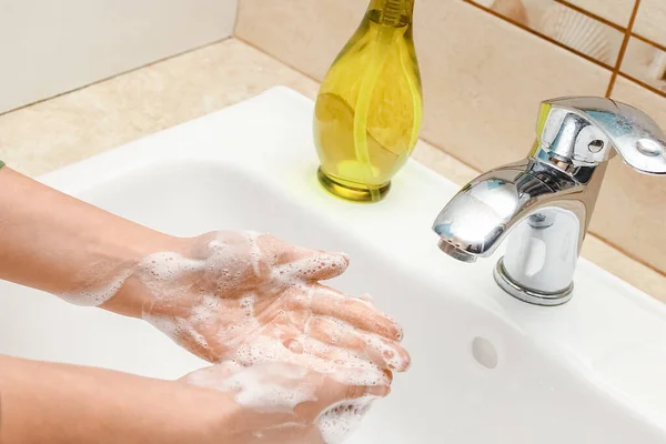 Musluğun Altında Sabunla Ellerini Yıkamak Suyla — Stok fotoğraf