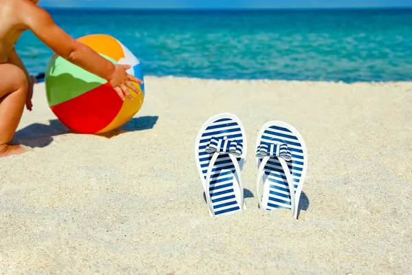 Beautiful Slippers Sand Sea Greece Background — Stock Photo, Image