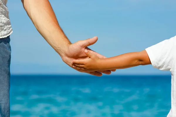 Szczęśliwy Tata Trzyma Rękę Dziecka Nad Greckim Morzem Naturze — Zdjęcie stockowe