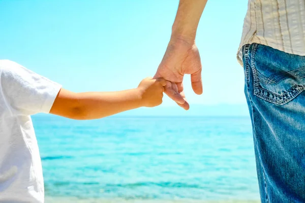 Feliz Papá Toma Mano Niño Por Mar Griego Naturaleza —  Fotos de Stock