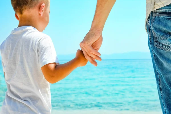 Gelukkig Vader Houdt Hand Van Een Kind Door Griekse Zee — Stockfoto