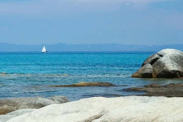 美しい傘 サンラウンジャーBy Sea On性質の背景 — ストック写真