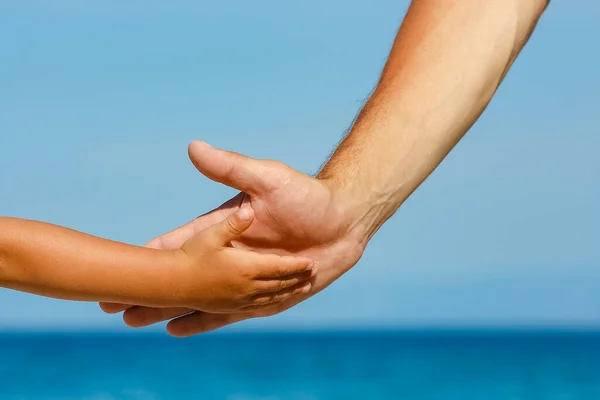 Lycklig Pappa Håller Handen Ett Barn Vid Det Grekiska Havet — Stockfoto