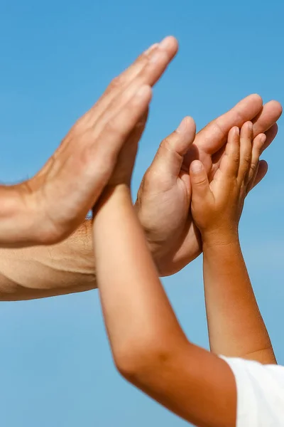 Felice Papà Tiene Mano Bambino Riva Mare Greco Natura — Foto Stock