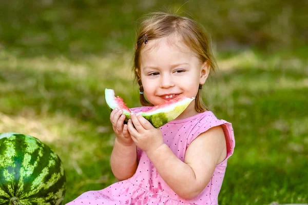 Bambino Felice Con Anguria Sulla Natura Nel Parco — Foto Stock