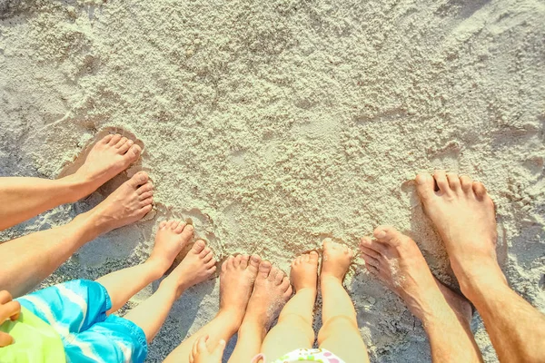 海のそばの砂の上の美しい家族の足 — ストック写真