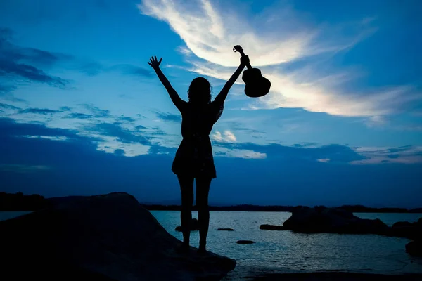 Gelukkig Meisje Met Ukulele Door Zee Natuur Silhouet Achtergrond — Stockfoto