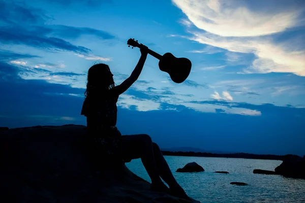 Fille Heureuse Avec Ukulele Par Mer Sur Fond Silhouette Nature — Photo