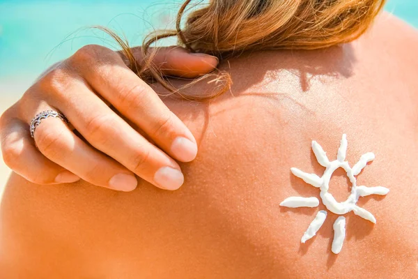 Ragazza Felice Sul Mare Con Una Foto Del Sole Sulla — Foto Stock