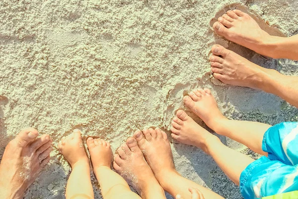 Belle Gambe Famiglia Sulla Sabbia Riva Mare — Foto Stock