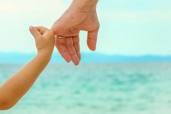 Doğada Deniz Tarafından Mutlu Bir Ebeveyn Çocuğun Güzel Elleri — Stok fotoğraf