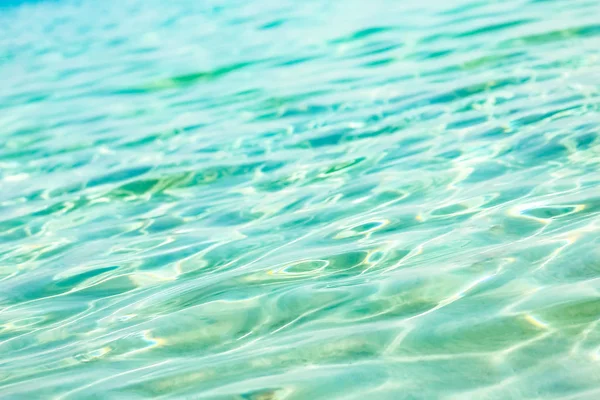 Bellissimo Mare Con Riva Sullo Sfondo Della Natura — Foto Stock