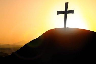 Calvary Dağı 'nın arka planında siluet çaprazında. Paskalya konsepti