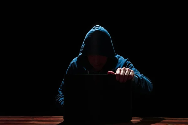 Хакер Ноутбуком Черном Фоне — стоковое фото