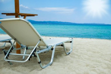 Yunanistan 'ın deniz kıyısındaki güzel plaj sandalyeleri doğanın arka planında
