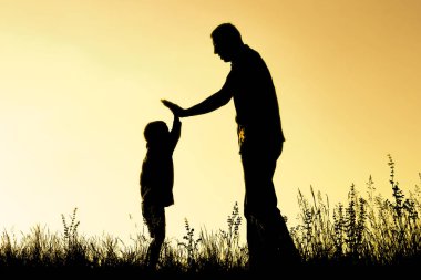 parkta açık siluet çocuk lu mutlu ebeveyn
