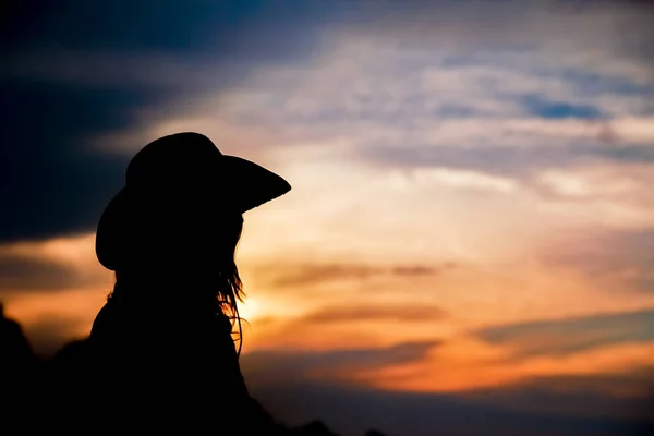 Κορίτσι Σιλουέτα Στο Φόντο Ηλιοβασίλεμα — Φωτογραφία Αρχείου