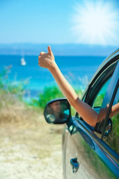 Glückliches Mädchen Aus Dem Auto Auf See Griechenland Hintergrund — Stockfoto
