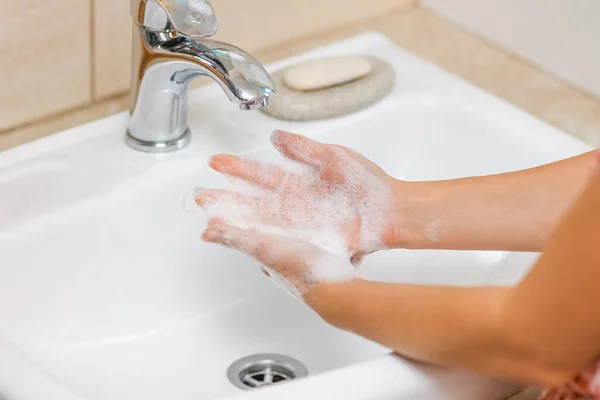 水で蛇口の下に石鹸で手を洗う — ストック写真