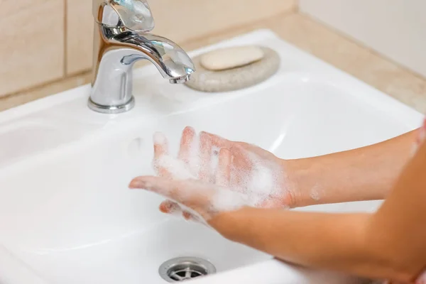 用肥皂在水龙头下用水洗手 — 图库照片