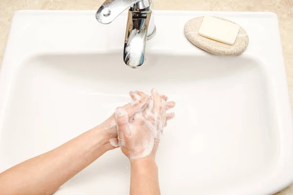 Mycie Rąk Mydłem Pod Kranem Wodą — Zdjęcie stockowe