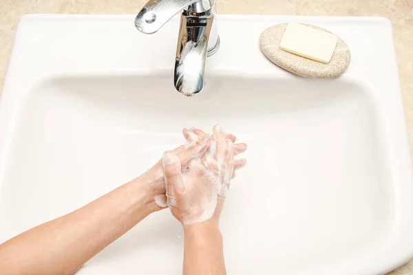 Hände Mit Seife Unter Dem Wasserhahn Mit Wasser Waschen — Stockfoto