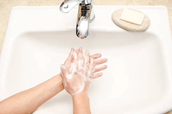 Hände Mit Seife Unter Dem Wasserhahn Mit Wasser Waschen — Stockfoto