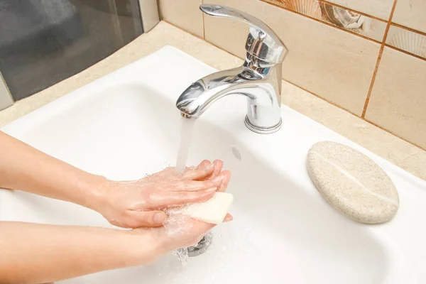 Hände Mit Seife Unter Dem Wasserhahn Mit Wasser Waschen — Stockfoto