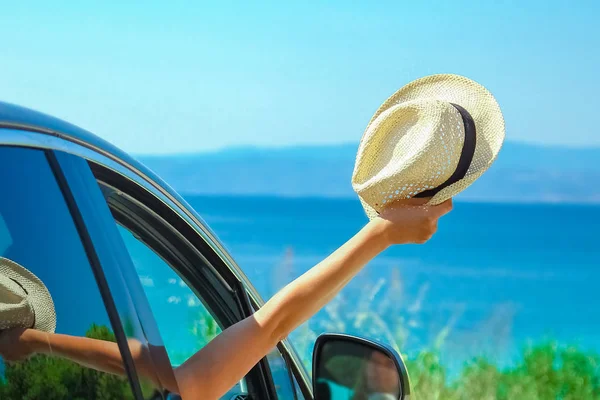 Gelukkig Meisje Van Auto Zee Griekenland Achtergrond — Stockfoto