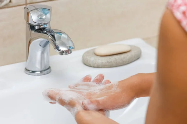 Hände Mit Seife Unter Dem Wasserhahn Mit Wasser Waschen — Stockfoto