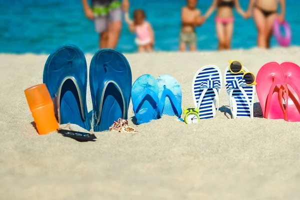 Familia Feliz Mar Con Zapatillas Fondo Naturaleza —  Fotos de Stock