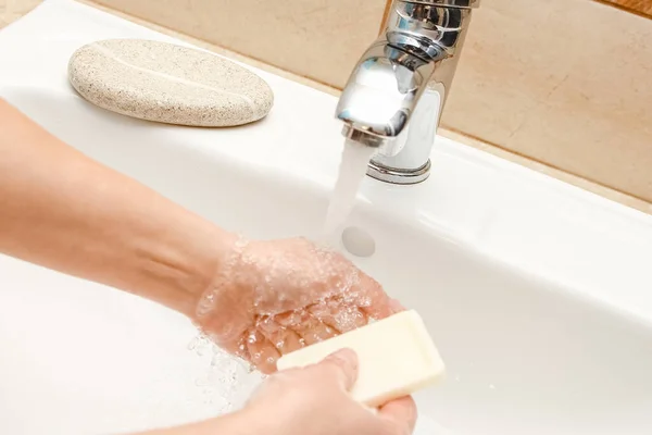 Hände Mit Seife Unter Dem Wasserhahn Mit Wasser Waschen — Stockfoto