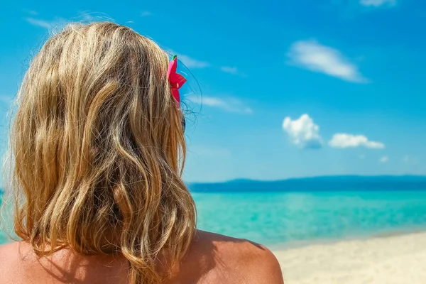 背中に太陽の絵が描かれた海の上の幸せな女の子 — ストック写真
