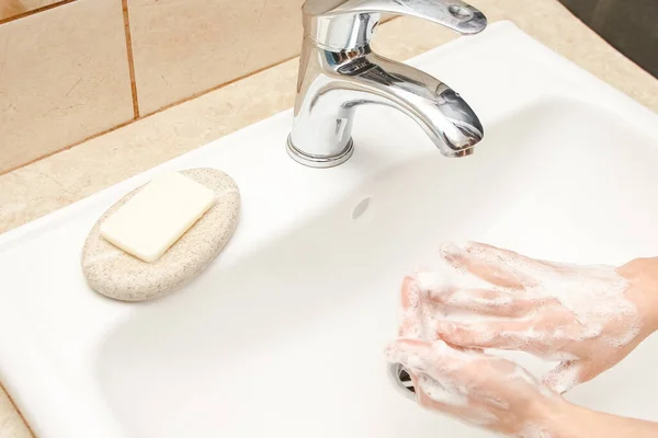 Hände Mit Seife Unter Dem Wasserhahn Mit Wasser Waschen — Stockfoto