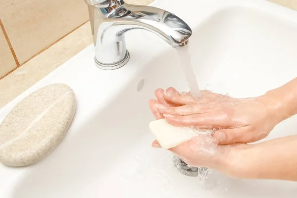 Hände Mit Seife Unter Dem Wasserhahn Mit Wasser Waschen — Stockfoto