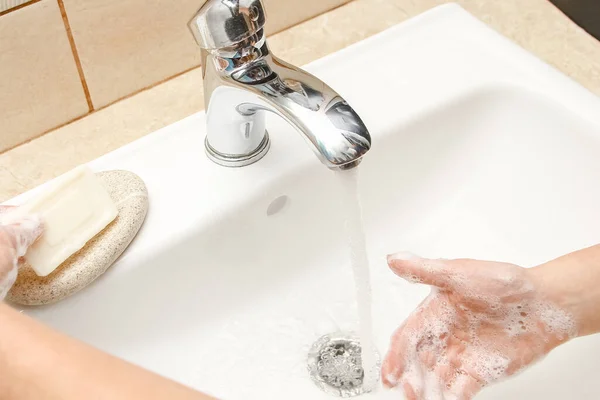 Mycie Rąk Mydłem Pod Kranem Wodą — Zdjęcie stockowe