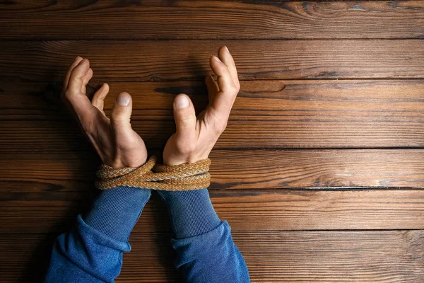 Mãos Com Uma Corda Fundo Madeira — Fotografia de Stock