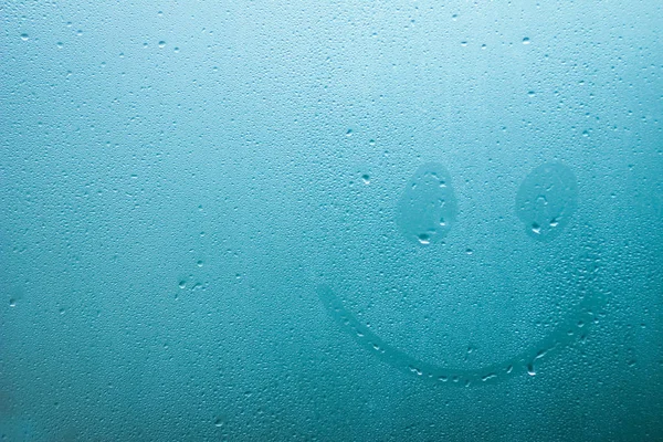 Emotikon Namalovaný Skleněném Okně Kapkami Pozadí — Stock fotografie