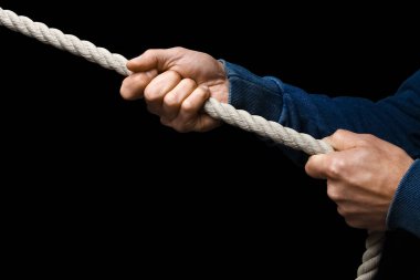 Siyah arka planda ipi olan eller.