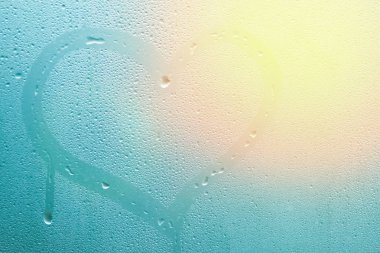 kalp cam pencereye damlalarla boyanmış.