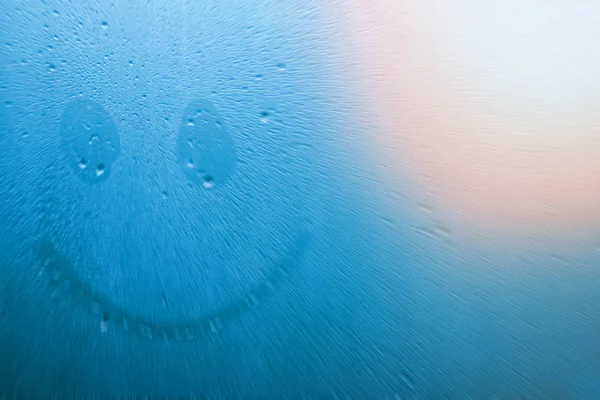 Emotikon Namalovaný Skleněném Okně Kapkami Pozadí — Stock fotografie