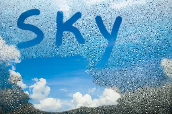 Traumhaft Weiche Weiße Wolken Vor Blauem Himmel Durch Nasses Glas — Stockfoto