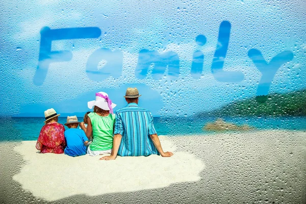 希腊海上快乐的家庭 在大自然的背景下 透过潮湿的玻璃 — 图库照片