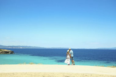 Yazın kumsalda aşık bir çift