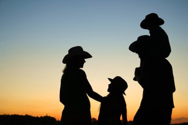 mutlu bir hamile aile ile çocuk silüeti