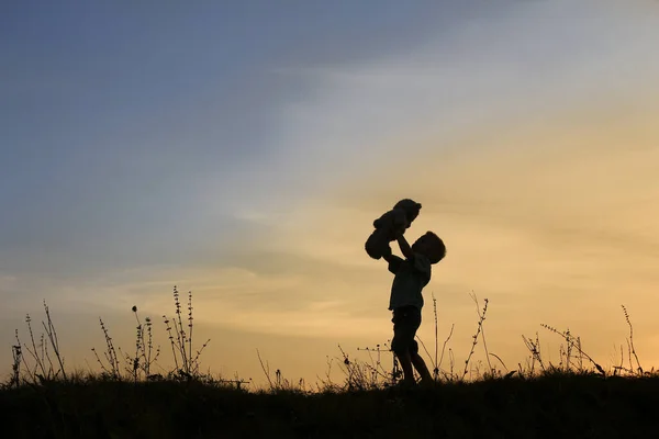 Silhouette Bambini Con Orso Tramonto — Foto Stock