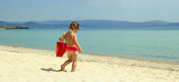 Malé Dítě Hrát Pláži Pobřeží — Stock fotografie